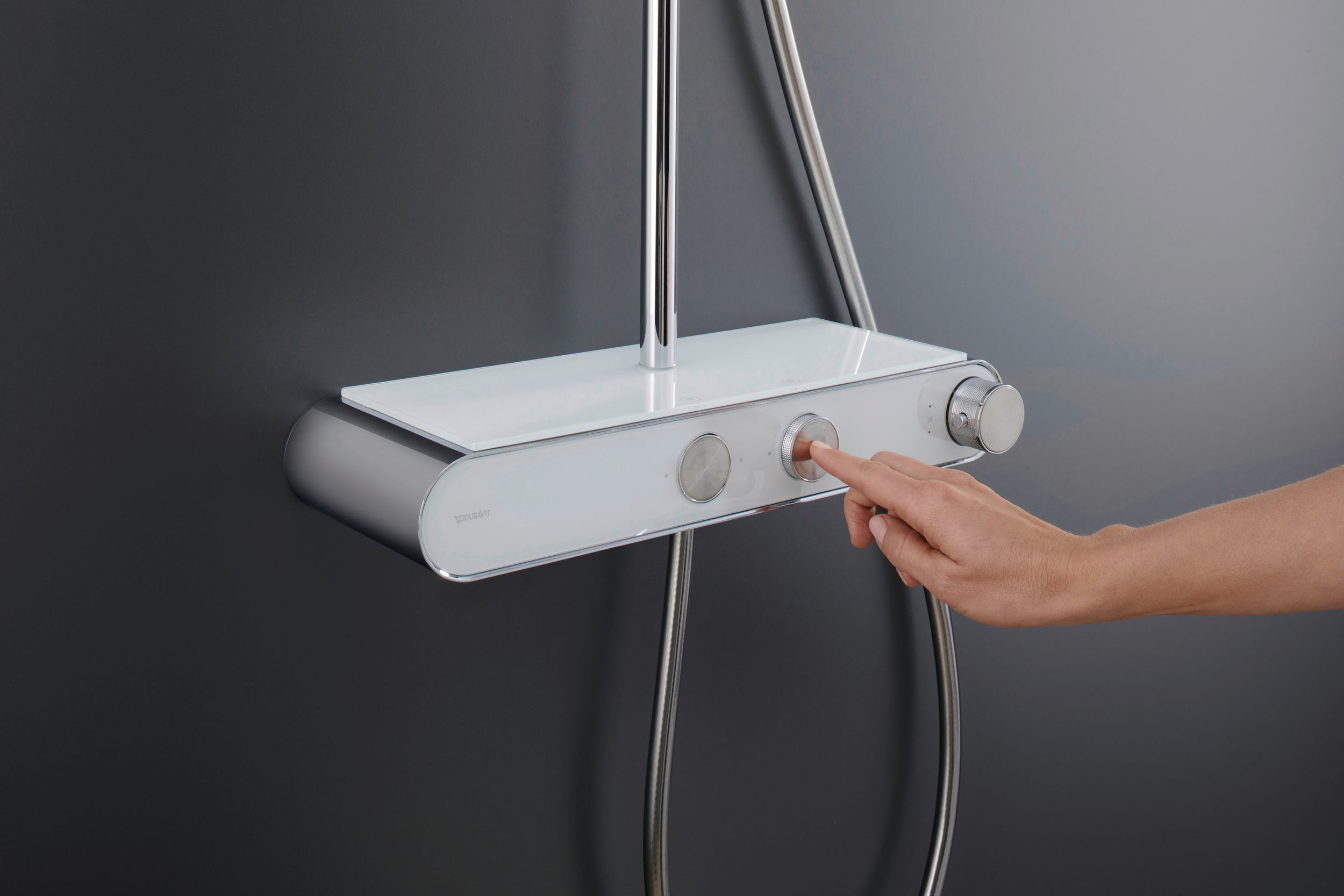 Sistema de ducha Duravit con termostato y repisa de vidrio