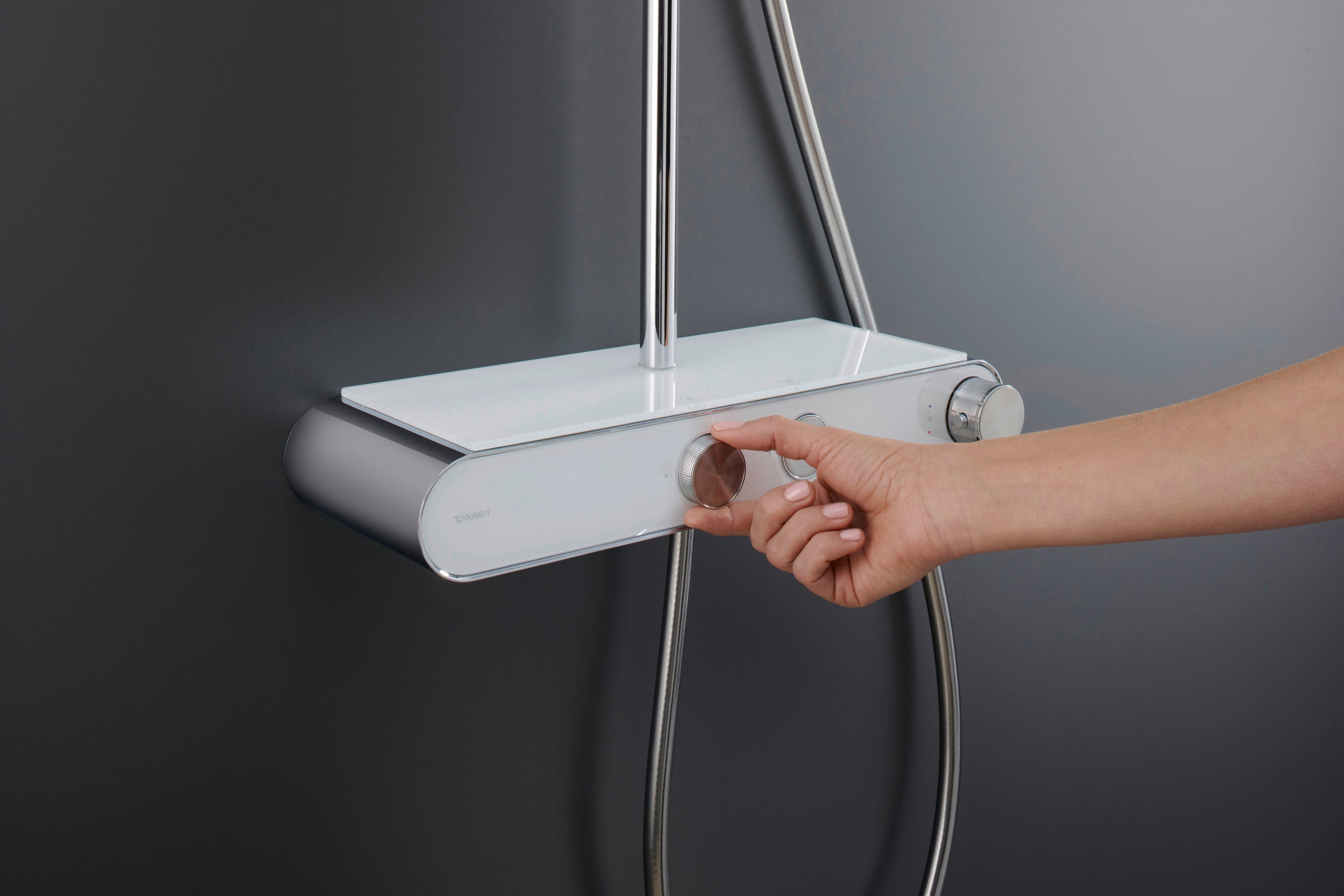 Sistema de ducha Duravit con termostato y repisa de vidrio