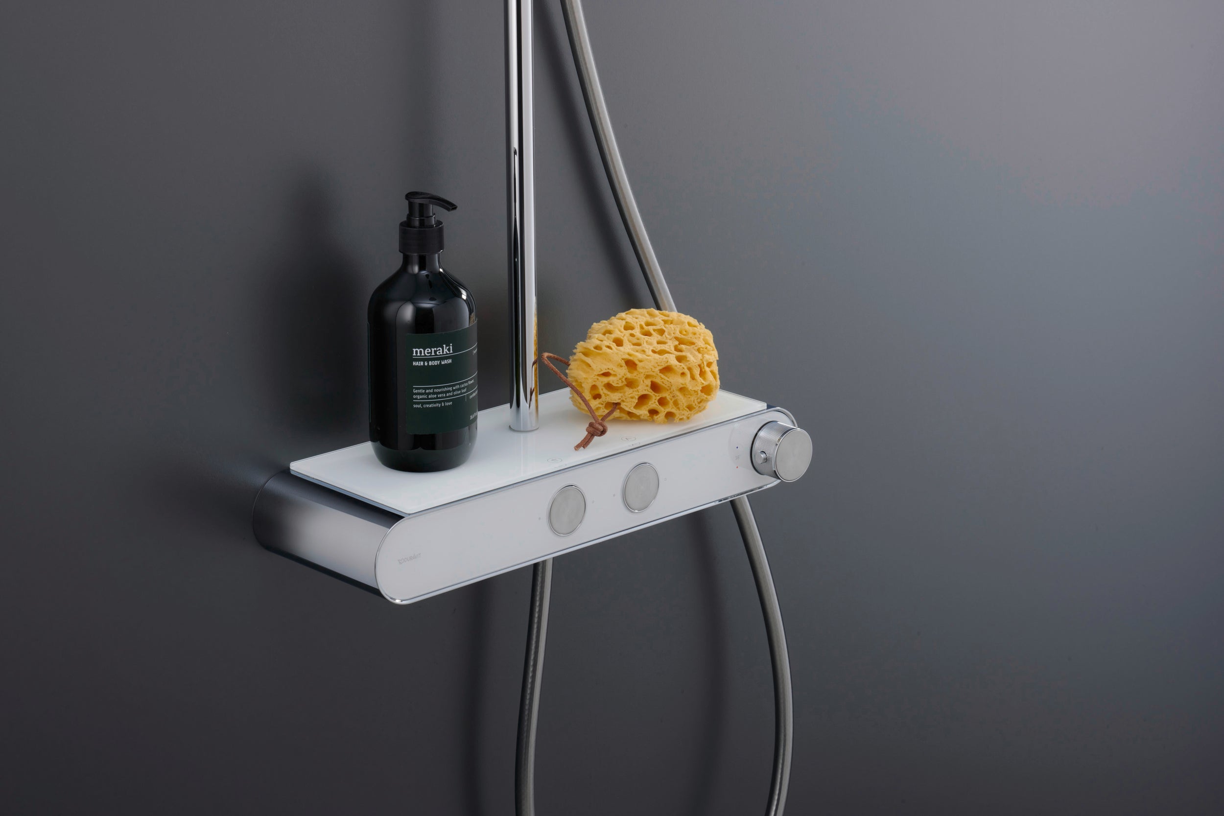 Sistema de ducha Duravit con termostato y repisa de vidrio