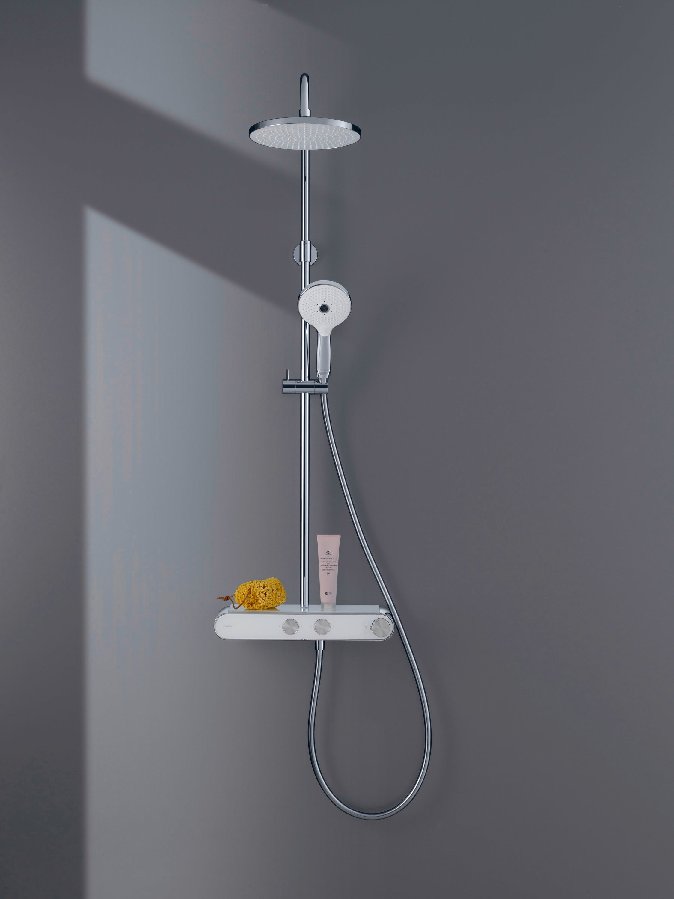 Sistema de ducha Duravit con termostato y repisa de vidrio
