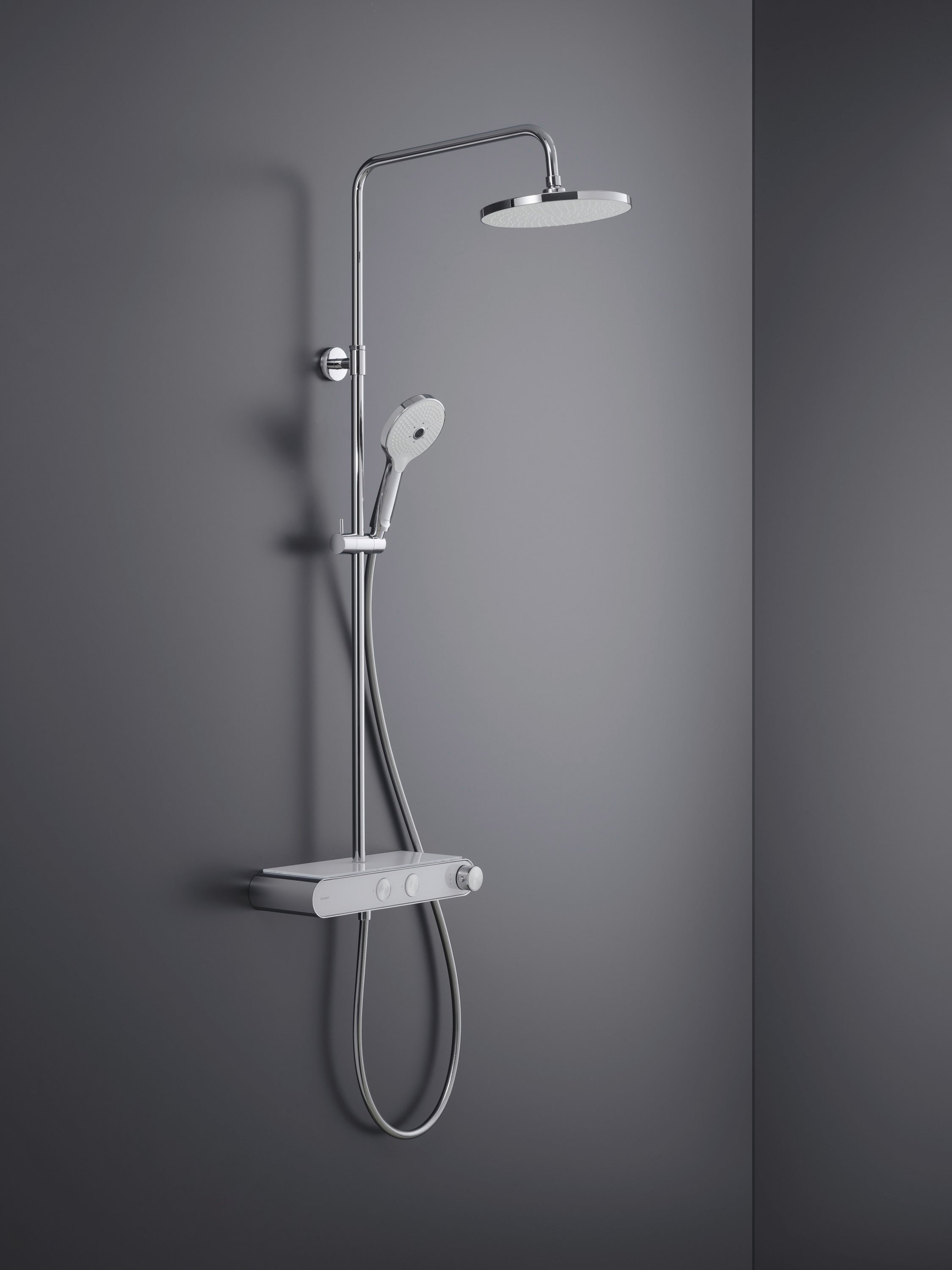 Sistema de ducha Duravit con termostato y repisa de vidrio